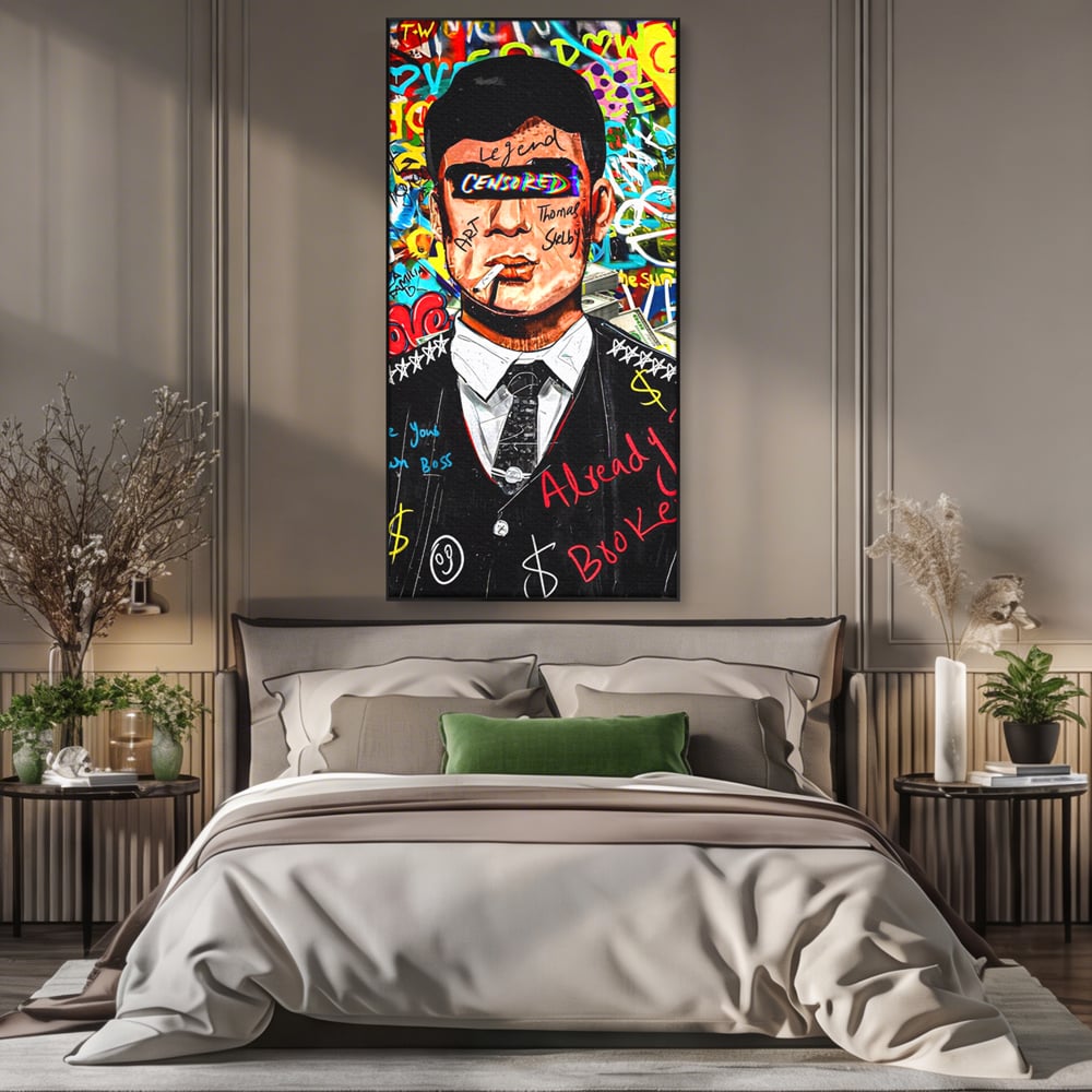 Tablou canvas cu tablou canvas cu personaj tip tommy shelby, in rama de aluminiu negru, pe perete intr-un dormitor